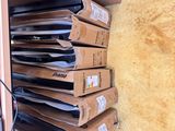 un grand nombre de boîtes empilées les unes sur les autres