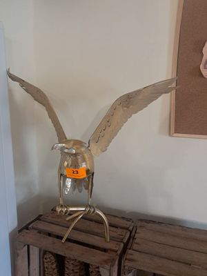 une sculpture représentant un oiseau perché sur une table