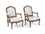 une paire de chaises en bois sculpté avec assise rembourrée, rembourrée, rembourrée, rembourrée, rembourrée, rembourrée, rembourrée, rembourrée, rembourrée, rembourrée