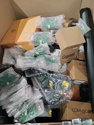 une boîte remplie d'objets divers dans une pièce