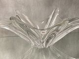 un vase en verre posé sur une table en verre