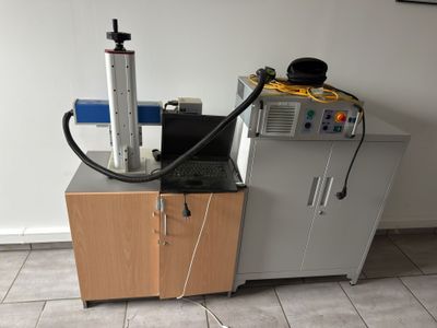 une machine posée sur une armoire