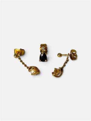 deux paires de boucles d'oreilles dorées et noires sur fond blanc