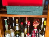 une étagère sur laquelle sont posées des bouteilles de vin