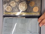 une personne qui tient quelques pièces dans un étui