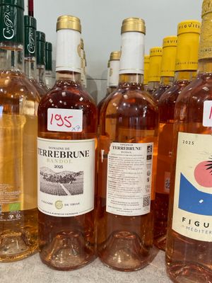 plusieurs bouteilles de vin sont alignées sur un comptoir