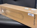 une boîte en carton posée sur une table