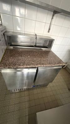 une cuisine avec un évier et une cuisinière
