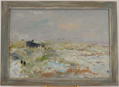une peinture à l'huile représentant une vache dans un champ enneigé, avec une grange en arrière-plan