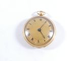 une montre de poche en or avec des chiffres romains sur le cadran
