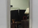 un miroir accroché au mur d'une pièce