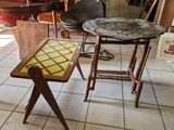 une petite table et deux chaises dans une pièce
