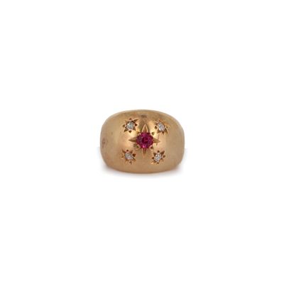 gros plan d'une bague en or avec une pierre en rubis