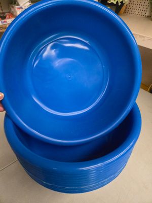 deux bols en plastique bleus empilés l'un sur l'autre sur un plan de travail