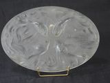 une plaque de verre sur laquelle est représenté un oiseau, posée sur un socle