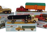 six camions miniatures et un camion-benne dans une boîte