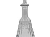 une image représentant une carafe en verre transparent sur fond blanc