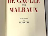 un livre ouvert sur une table