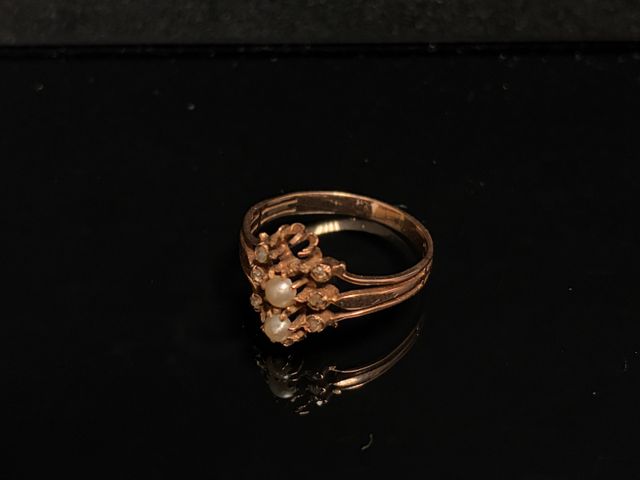 Petite bague en or 18 carats 750 millièmes à décor de trois infim...