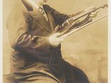 une vieille photo d'un homme en costume-cravate tenant un fusil