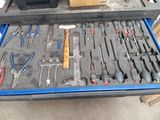 de nombreux outils dans une boîte à outils posée sur la table