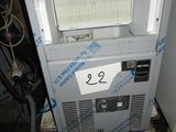 une petite machine à glaces posée dans un coin de la pièce