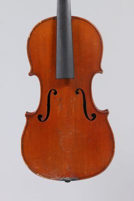 un vieux violon avec un archet sur fond blanc