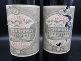deux bouteilles de vin posées sur une table l'une à côté de l'autre