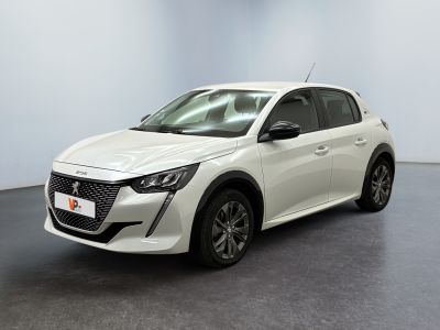 Une voiture blanche est garée dans une pièce au sol noir.