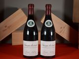deux bouteilles de vin posées sur une table l'une à côté de l'autre