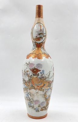 un vase blanc décoré d'or