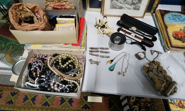 Lot de bijoux fantaisie, monnaies diverses, montres et divers