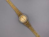 une montre-bracelet en or dont le cadran est cerclé de diamants