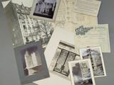 une pile de vieilles cartes postales et de vieilles photos posée sur une table