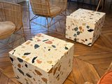 une pièce contenant beaucoup de chaises et de tables