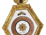 une horloge dorée et blanche surmontée d'une couronne