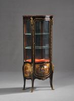 Vitrine en bois de placage et marqueterie, galbée de toutes …