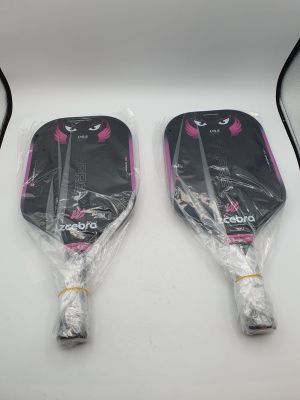 deux pagaies sont emballées dans du plastique et prêtes à l'emploi