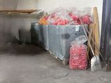 une pile de sacs de nourriture dans un débarras