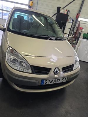 une voiture garée dans un garage et munie d'une plaque d'immatriculation à l'avant