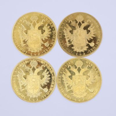 trois souverains d'or, dont l'un représente un aigle à deux têtes et l'autre un aigle à deux têtes