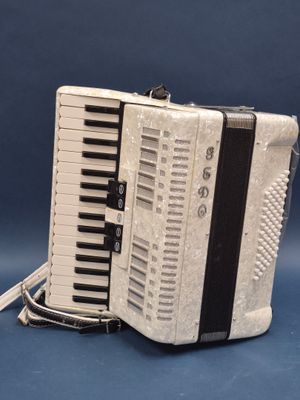 Accordéon GEDO Avec sa caisse de transport.