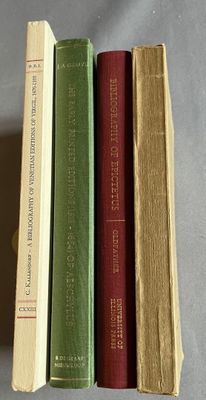 trois livres sont empilés sur une table