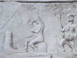 des sculptures représentant un homme et une femme ornent un mur de pierre