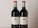 deux bouteilles de vin posées l'une à côté de l'autre sur une table en bois