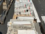 un grand nombre de boîtes posées sur une palette