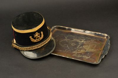 un chapeau et un plateau posés sur une table noire