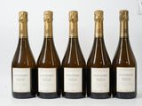 six bouteilles de vin sont alignées sur une surface blanche