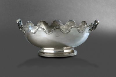 bol plaqué argent sur un socle, sur fond gris, avec un fond gris