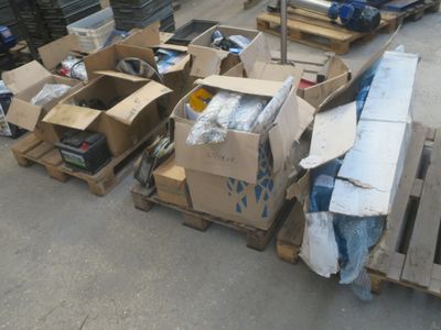 beaucoup de cartons posés sur des palettes